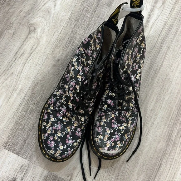 Dr. Martens Pascal 1460 flower floral print boots flawed women's size 7 - Picture 2 of 7